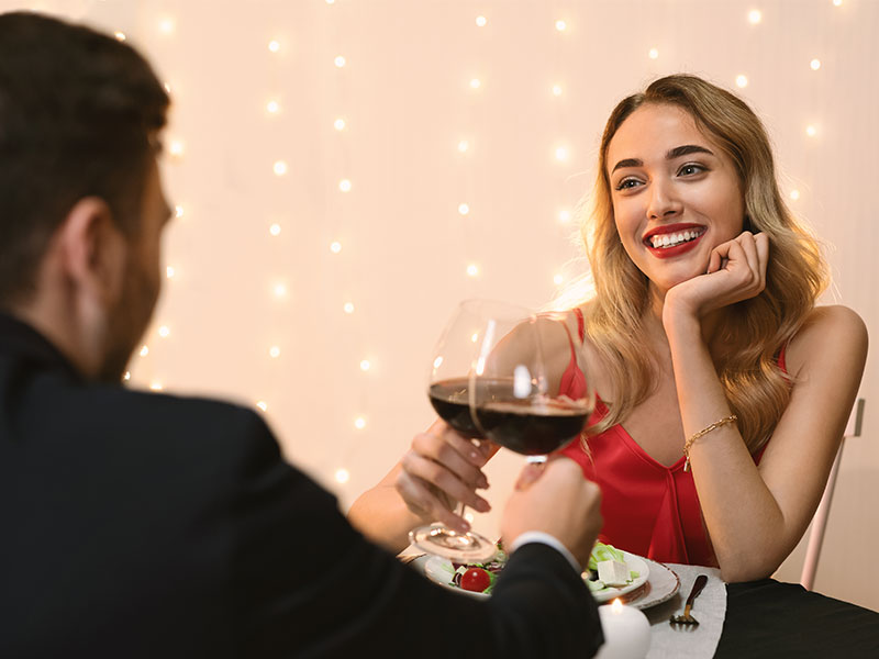 romantic couple dine in experience